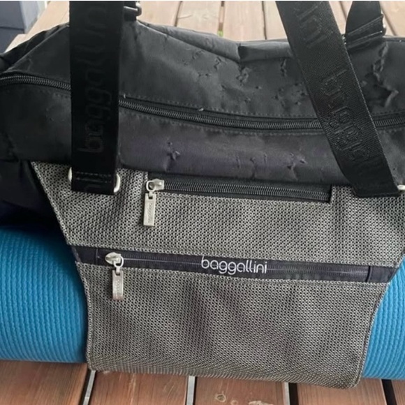 Baggallini Black and Gray Yoga/ Duffel Bag - Picture 5 of 5